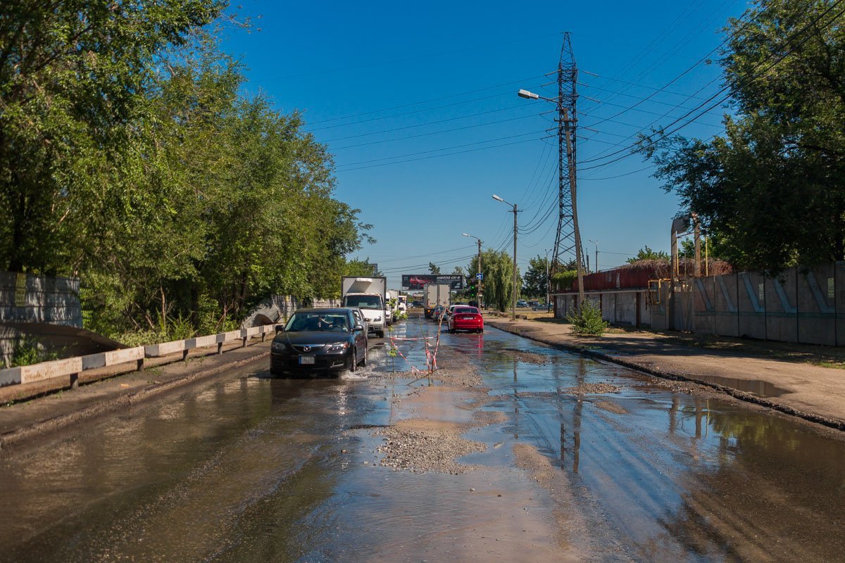 Машинам приходится передвигаться по луже Машинам приходится передвигаться по луже