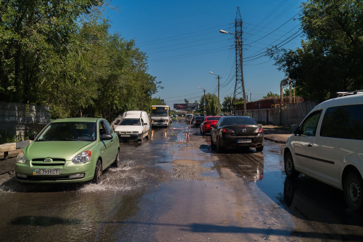 Из-за прорыва автомобили по улице двигаются медленнее, чем обычно Из-за прорыва автомобили по улице двигаются медленнее, чем обычно