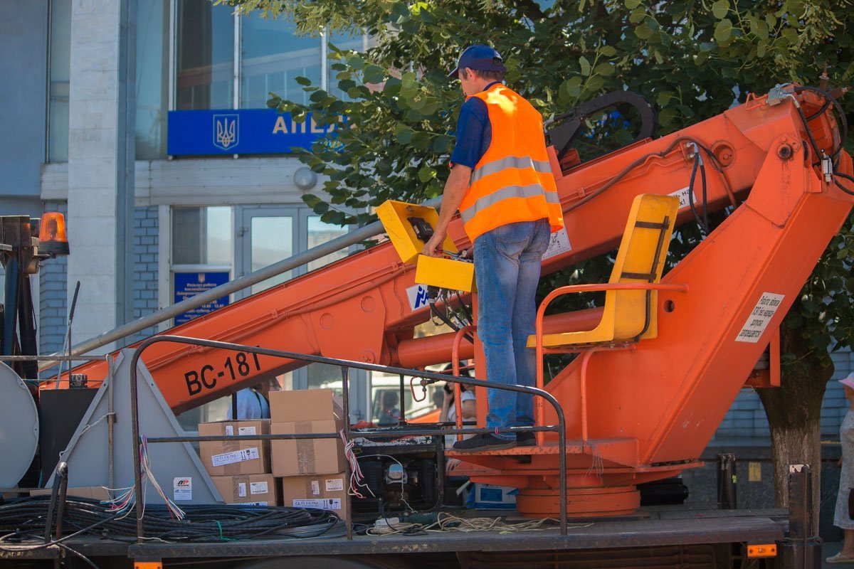 Руководит процессом