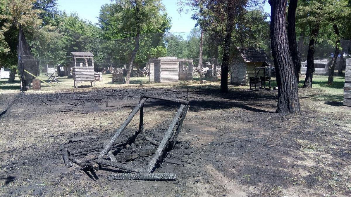 По неизвестный причинам на территории клуба загорелись деревянные декорации