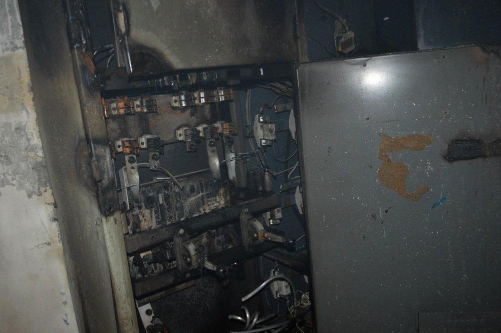 Между первым и вторым этажами загорелась электрощитовая
