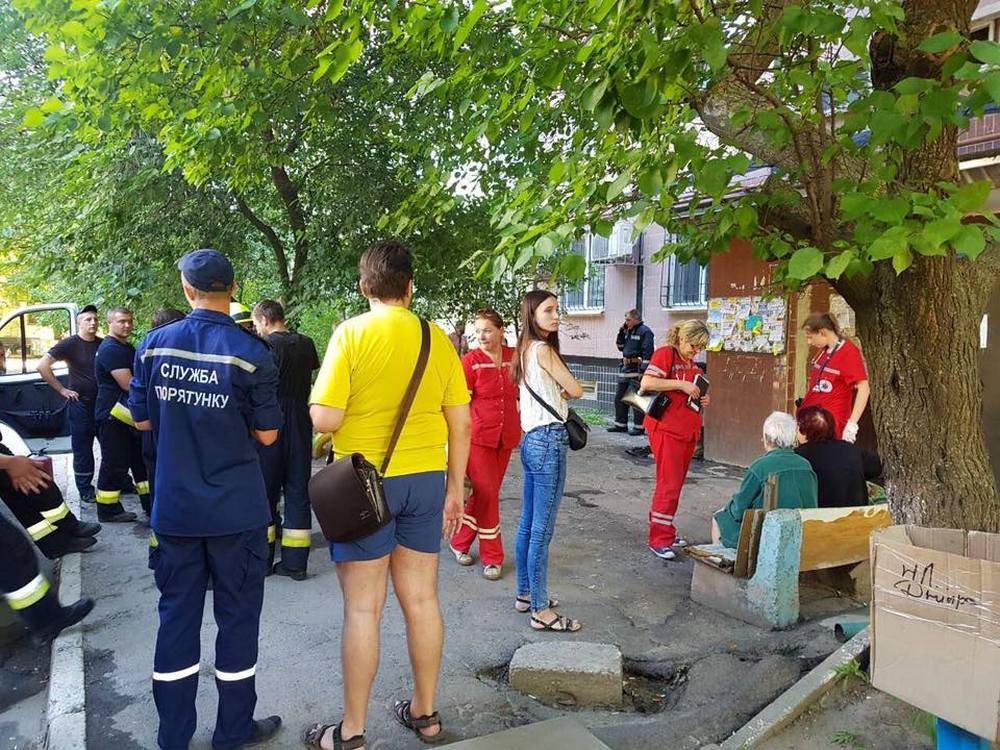 На месте работали медики, которые сразу же осмотрели жильцов