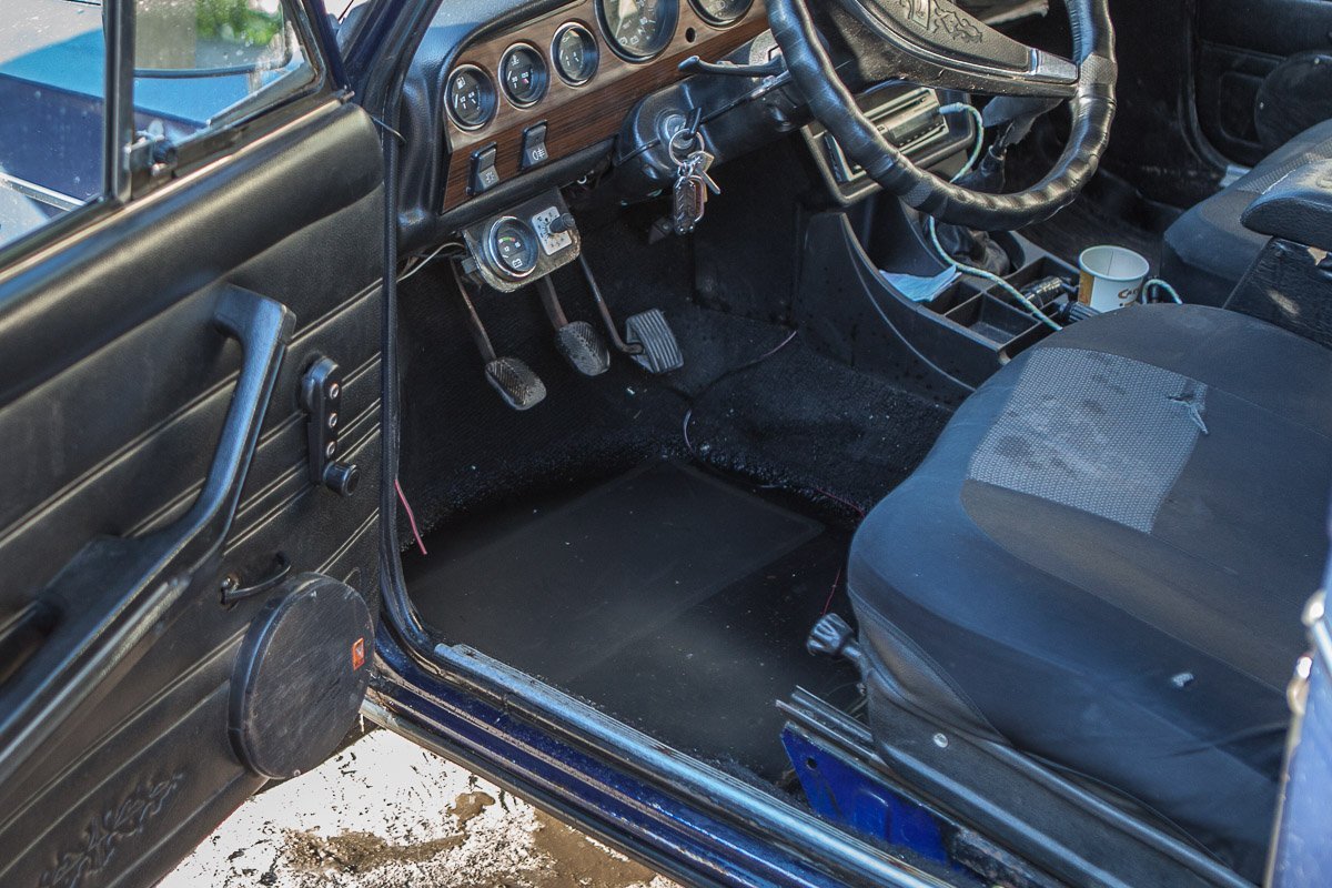 В салоне ВАЗ стоит вода В салоне ВАЗ стоит вода