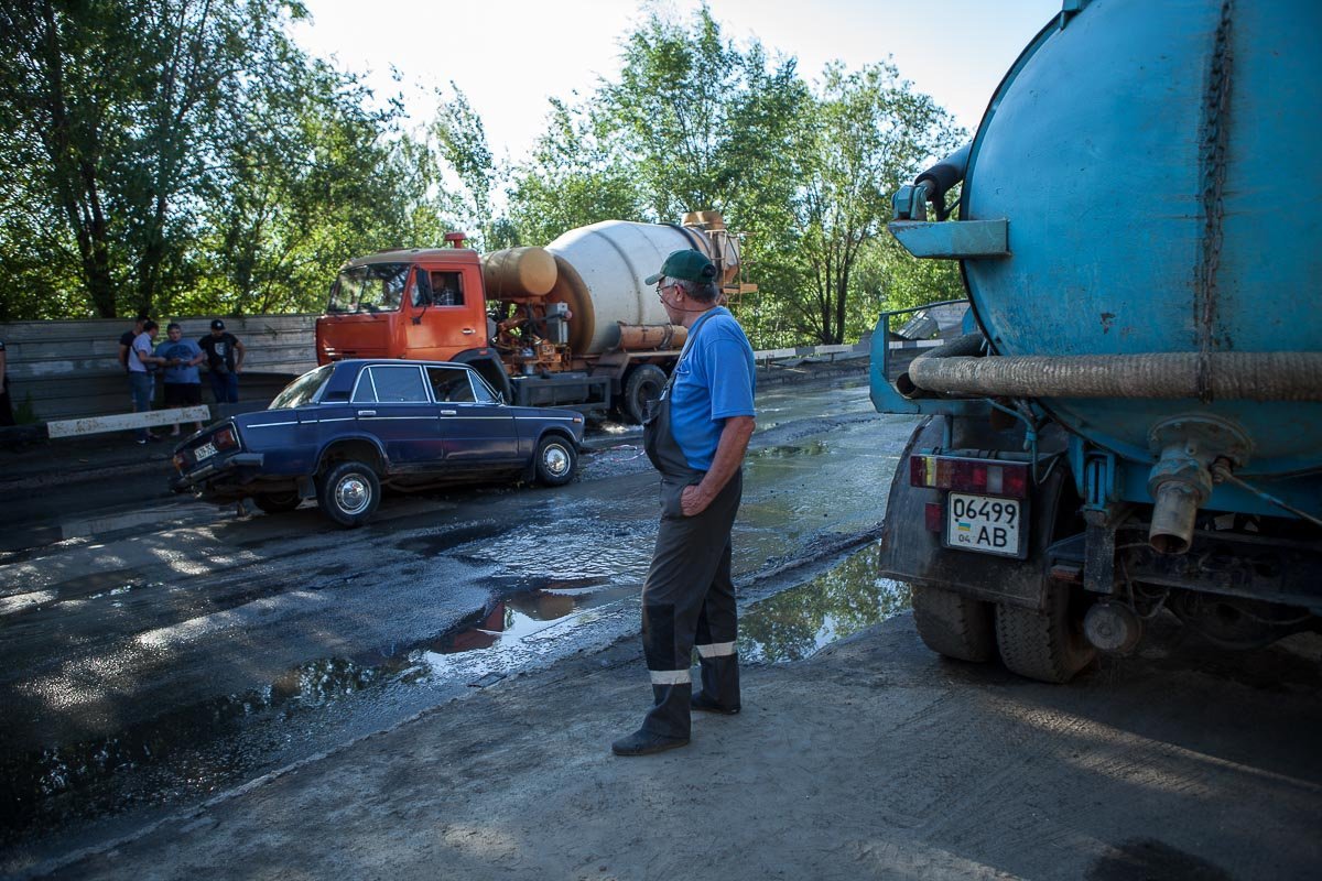 Левая часть кузова "ушла" под землю Левая часть кузова "ушла" под землю