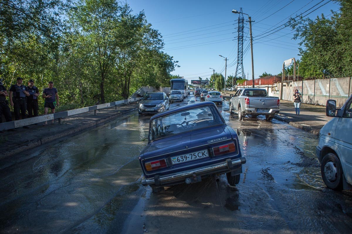 На улице Павлова под землю "ушел" автомобиль ВАЗ На улице Павлова под землю "ушел" автомобиль ВАЗ
