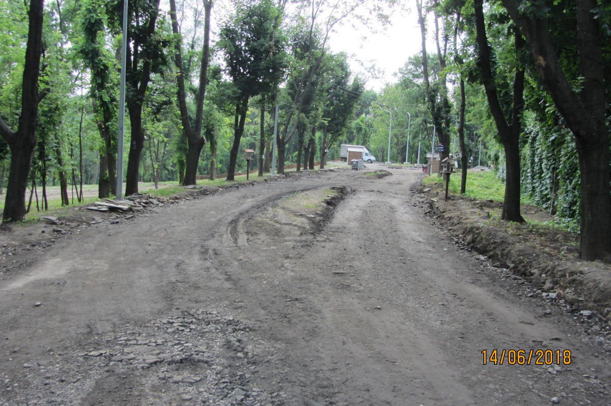 От улицы Макарова до середины центральной аллеи установили новые опоры со светодиодным освещением