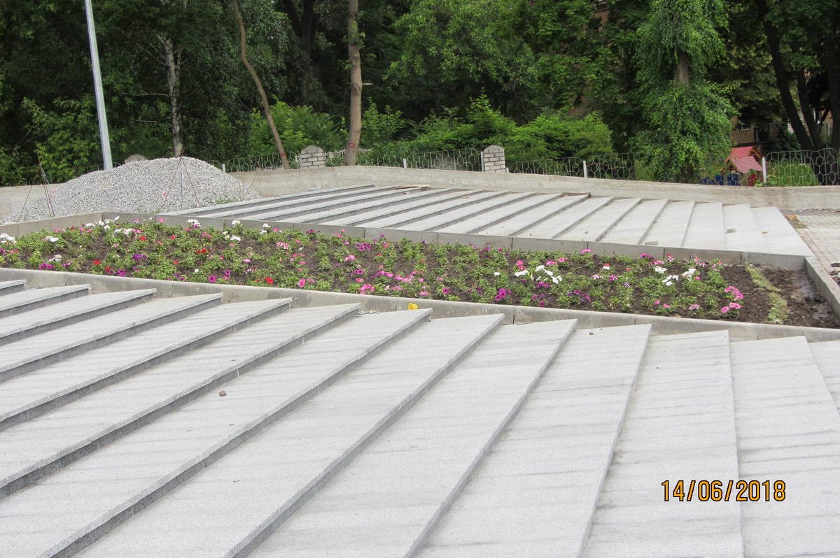  Обустроены цветники и цветочные пирамиды