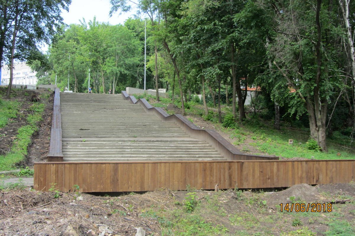 Идет обустройство ограждения лестниц 