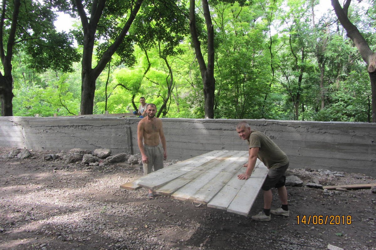 На входной зоне со стороны улицы Поля уже устроены опорные стенки, продолжается прочистка и ремонт системы ливнестоков