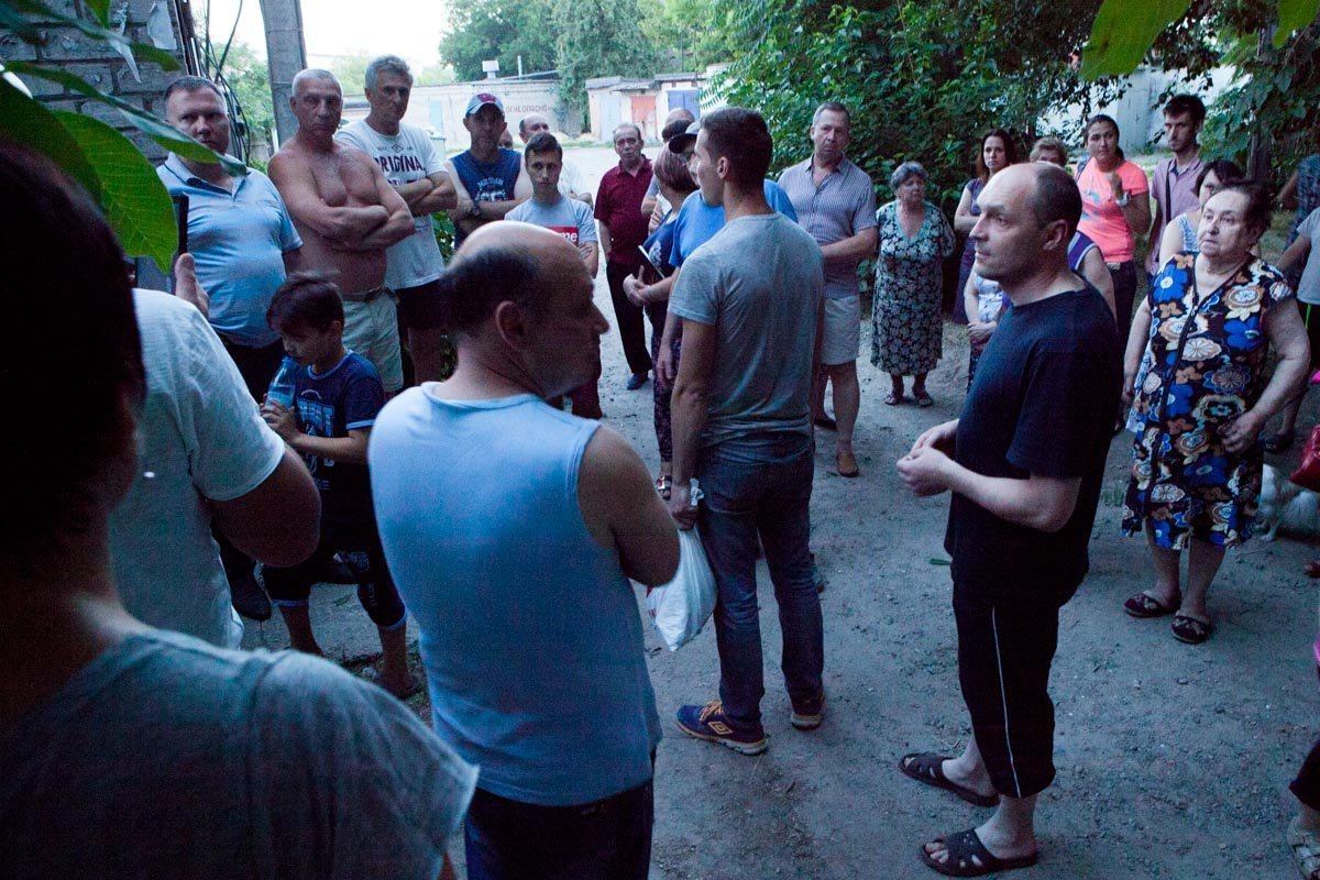 Жители дома возмущены тем, что у них второй день нет света