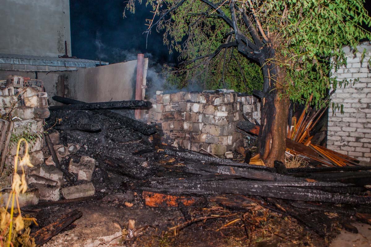 Загорелись строительные материалы