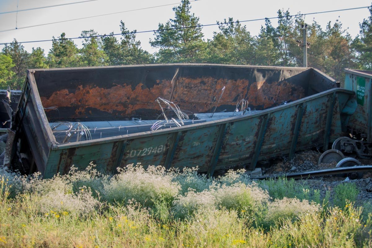 Поезд вез продукцию из металла  Поезд вез продукцию из металла