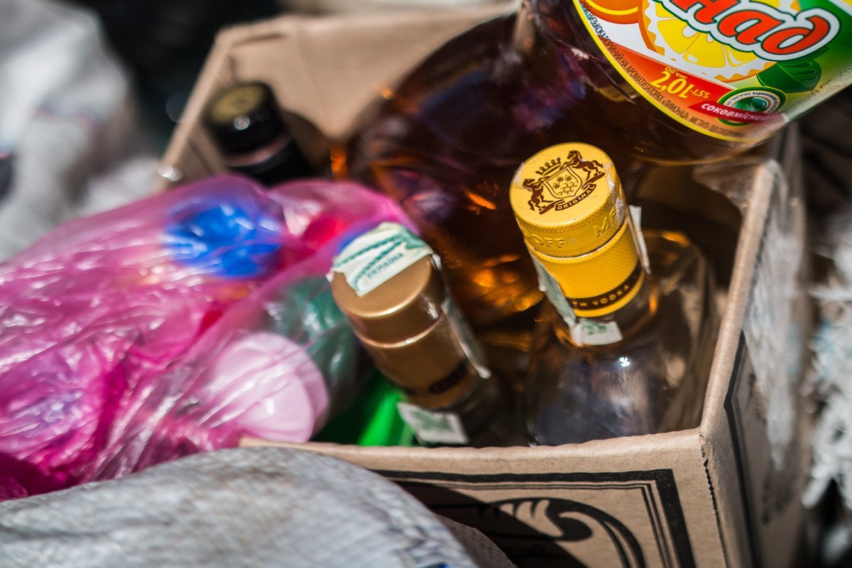 Бутылки из под водки были наполовину разлитыми