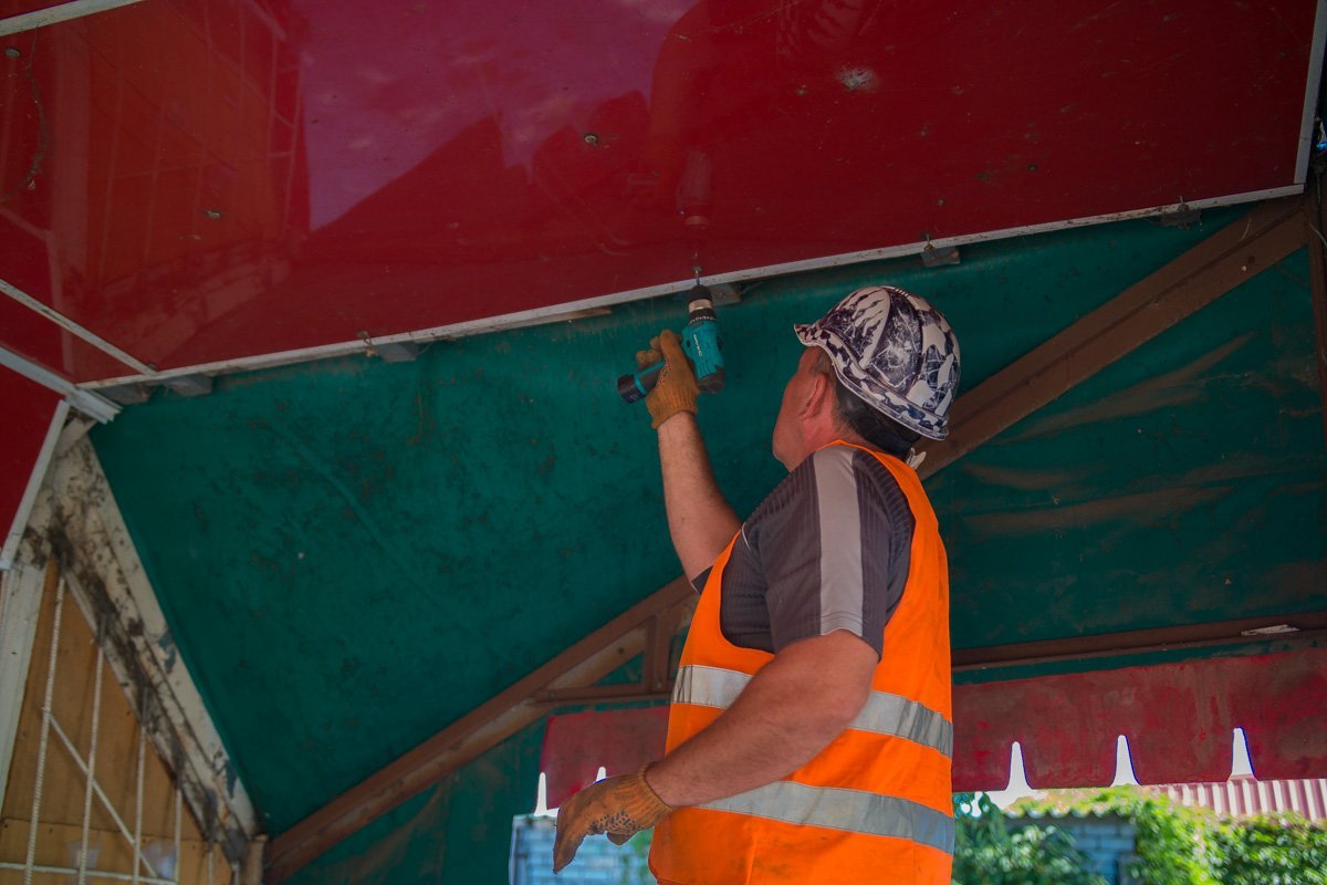 Часть конструкции разобрали вручную