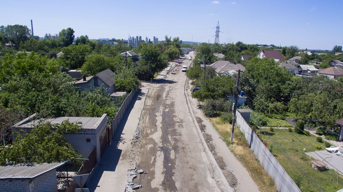 На данный момент проезд по Отечественной ограничен, на участке дороги проходят ремонтные работы