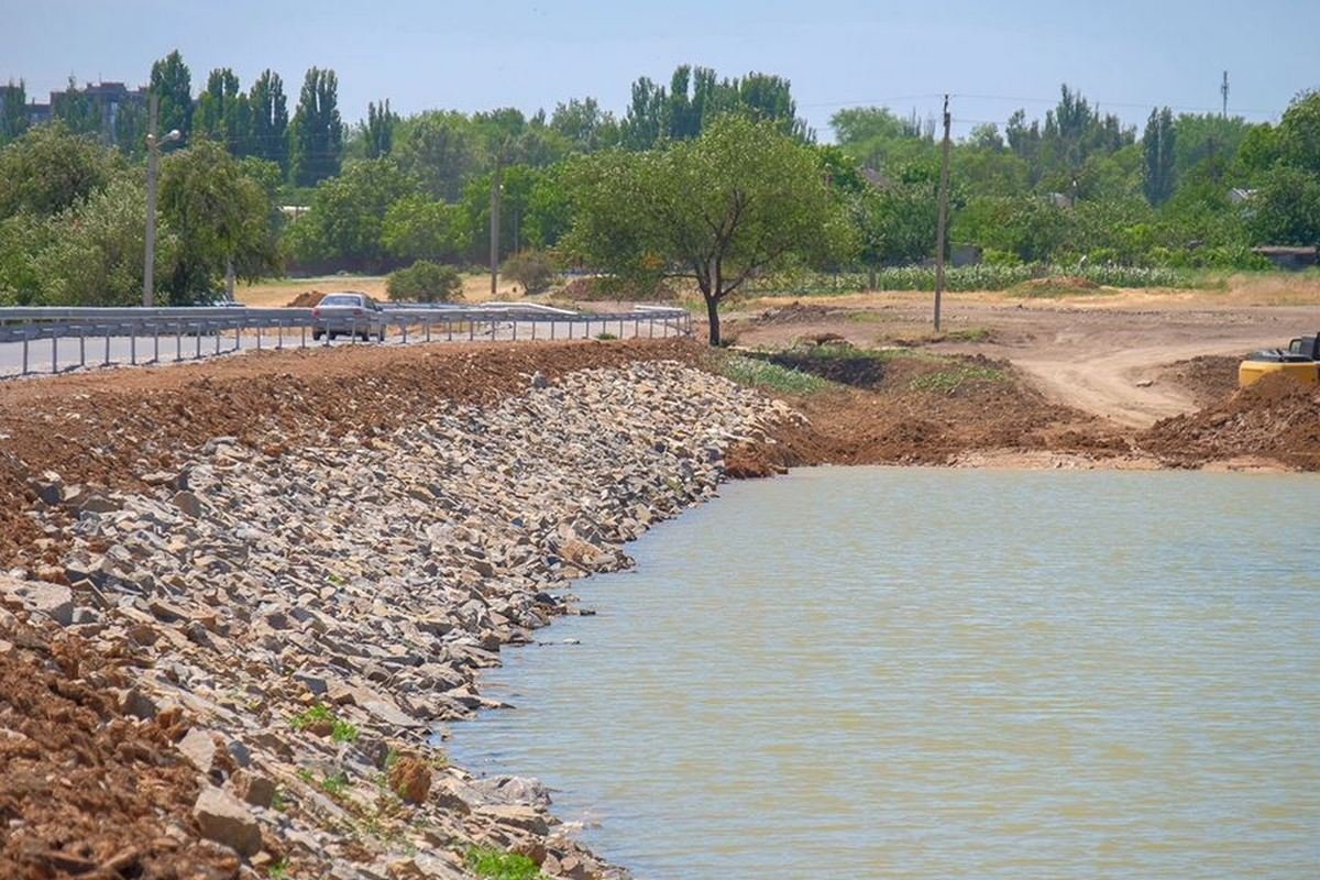 Дамба с дорогой "уплывала" в сторону