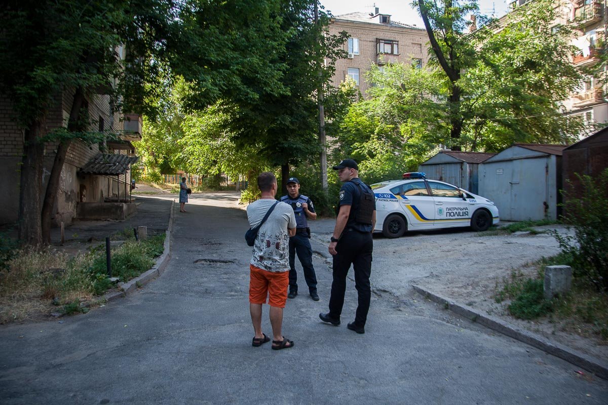 19 июня около 16:30 на линию "102" поступило сообщение о том, что в одном из домов на улице Фурманова скончалась женщина