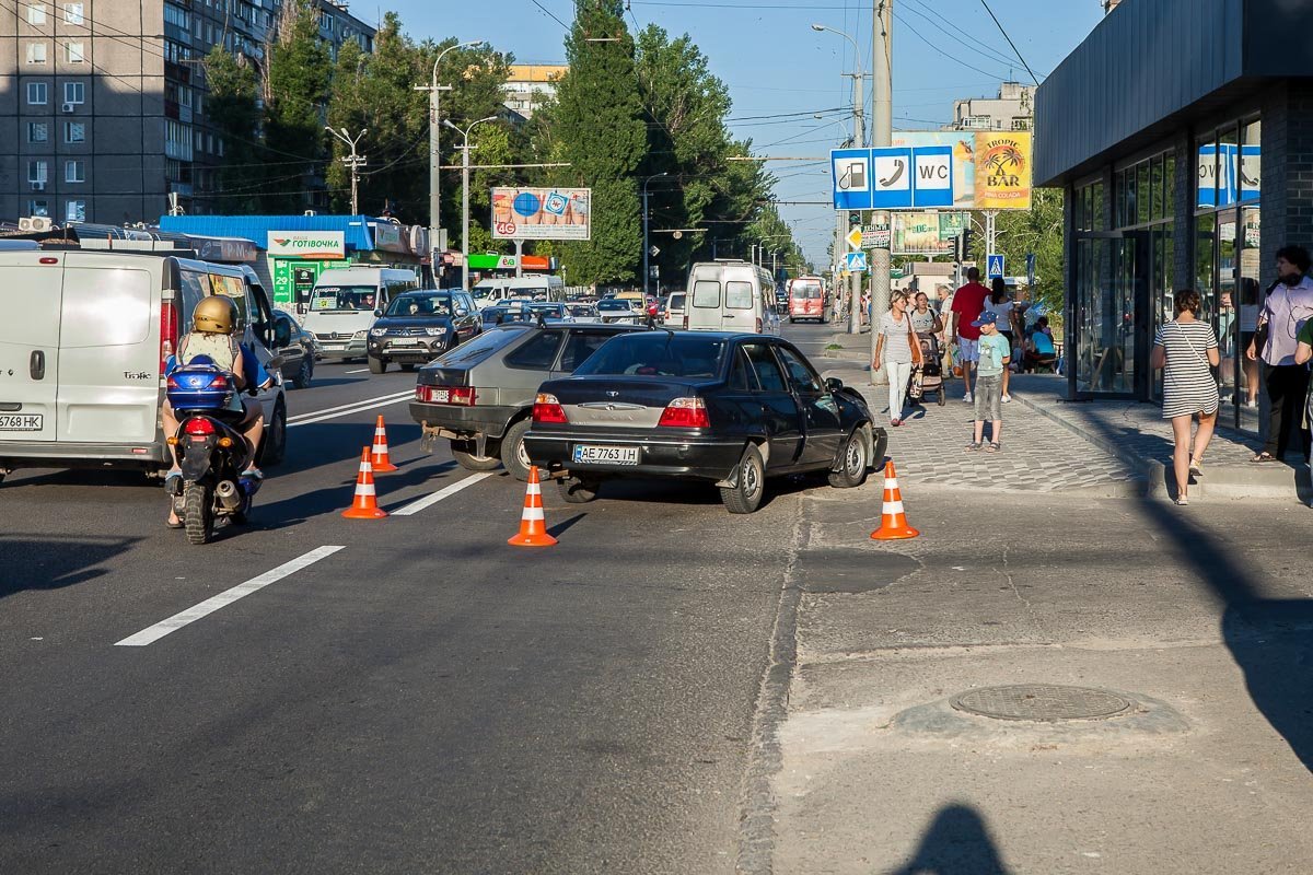ВАЗ поворачивал на парковку со встречной полосы ВАЗ поворачивал на парковку со встречной полосы