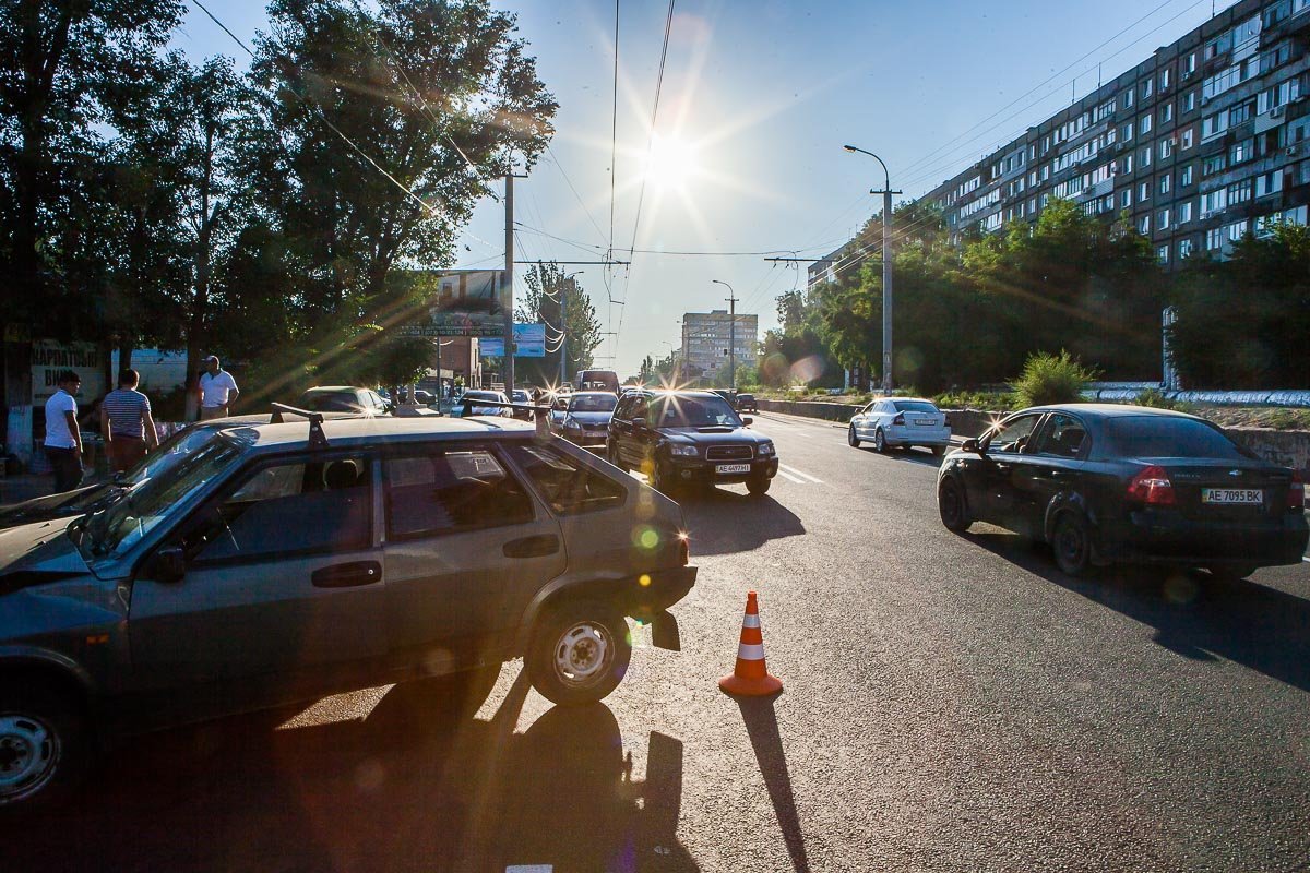 Машины заняли одну полосу движения Машины заняли одну полосу движения