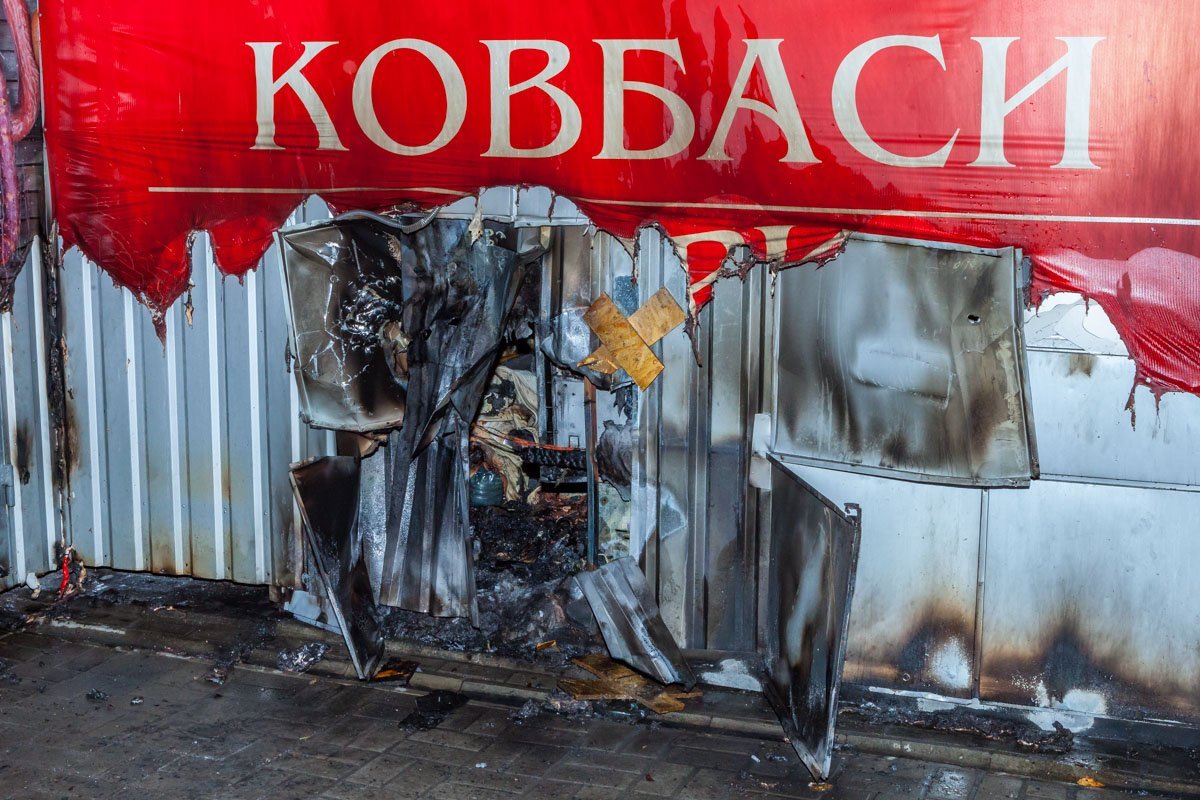 На левой стенке обшивку лотка погнуло так, будто изнутри что-то взорвалось