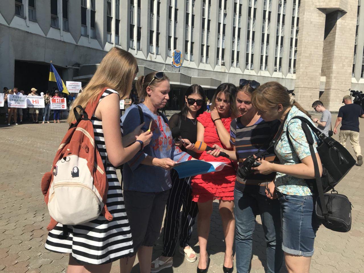 В Днепре школьники вышли на митинг под городской совет