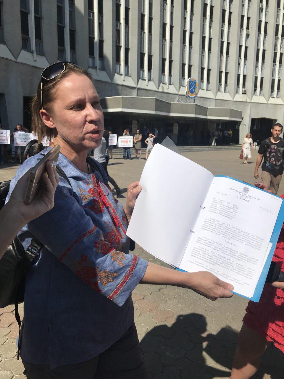 Перед началом сессии чиновников встречал пикет учеников школы №10