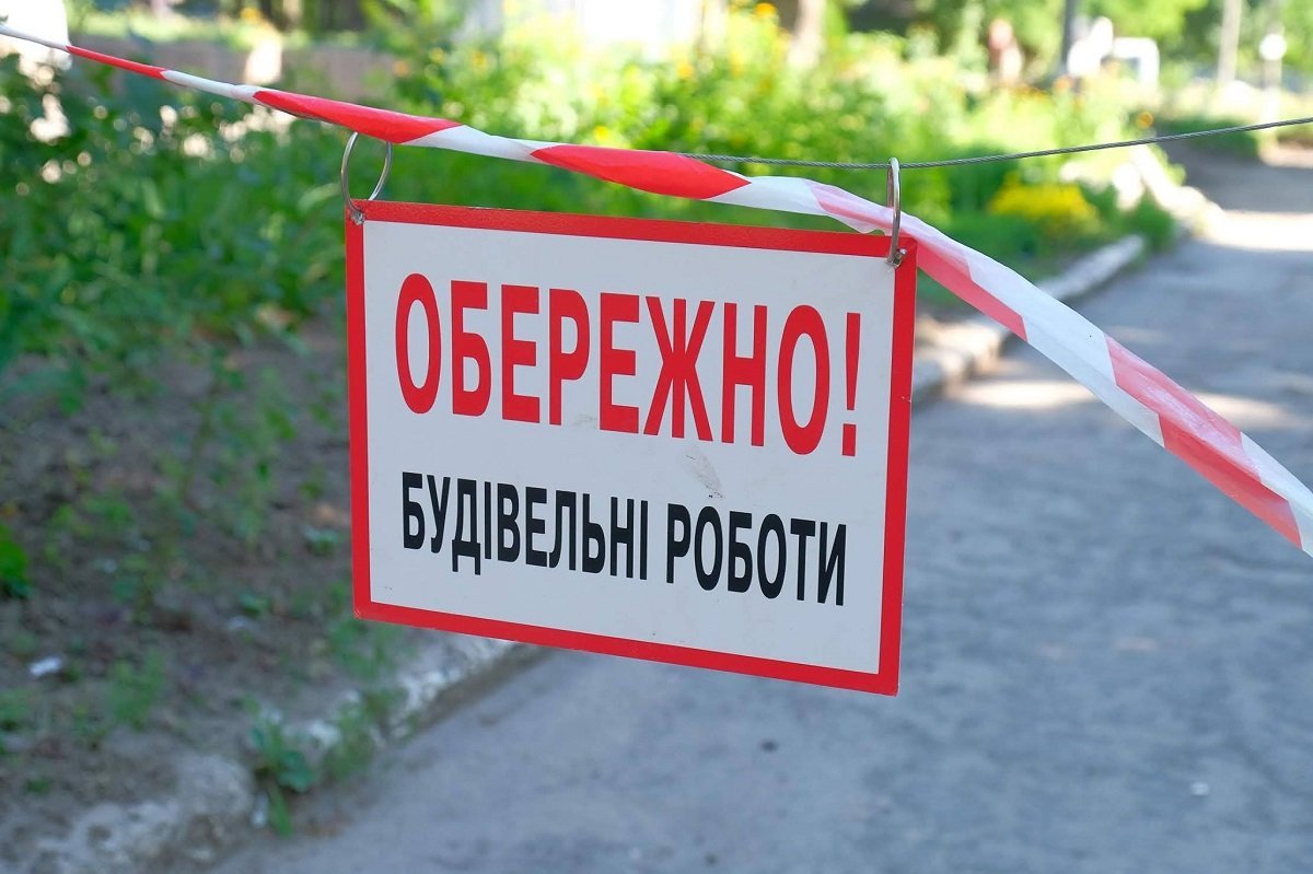 Строительные работы ведутся одновременно внутри и снаружи Строительные работы ведутся одновременно внутри и снаружи