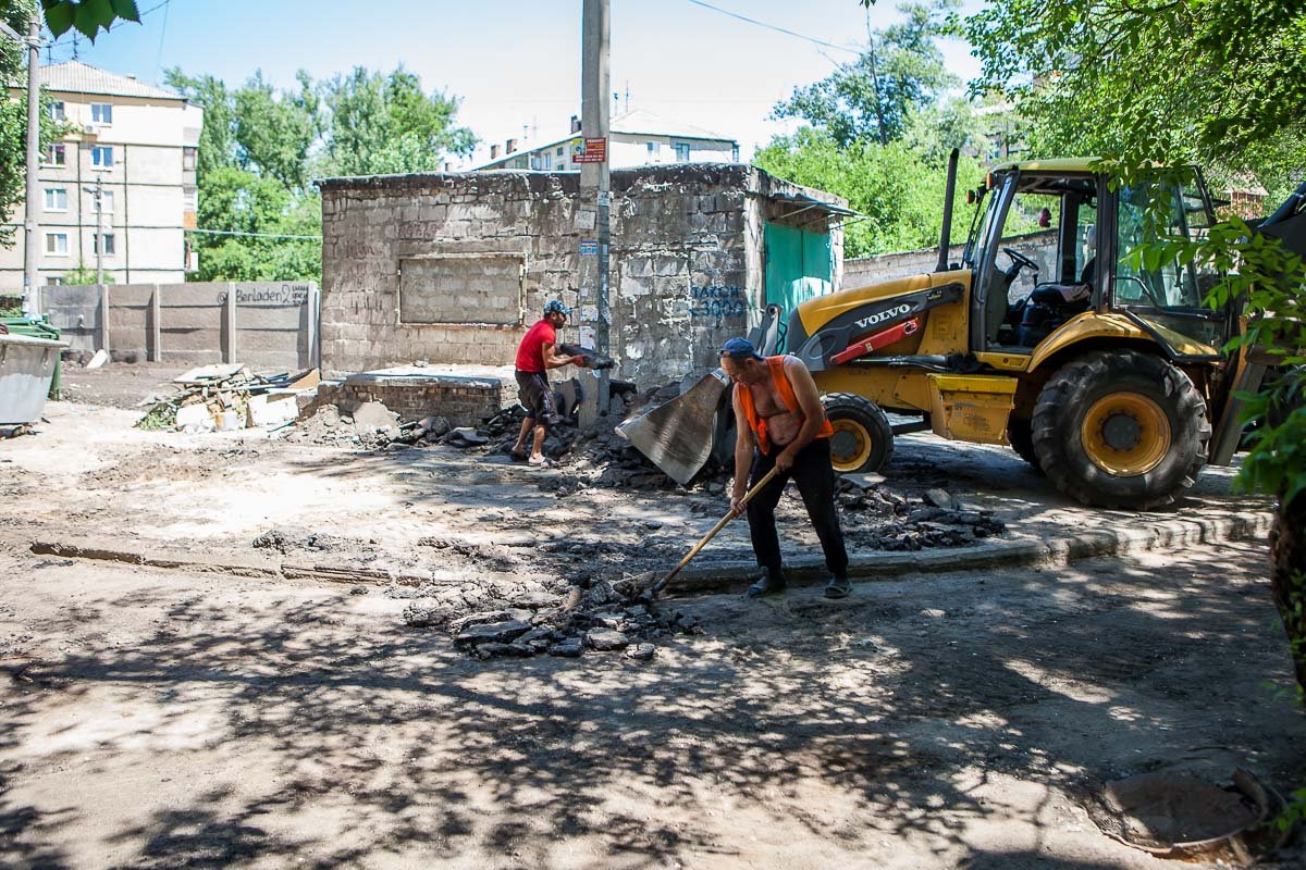 Сейчас на нескольких особенно "запущенных" участках городских дорог проходит ремонт