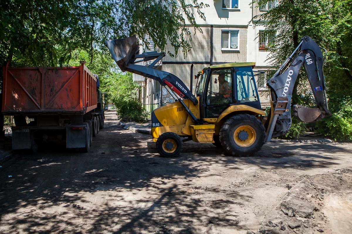 В тридцатиградусную жару сотрудники коммунальных служб не устают трудиться