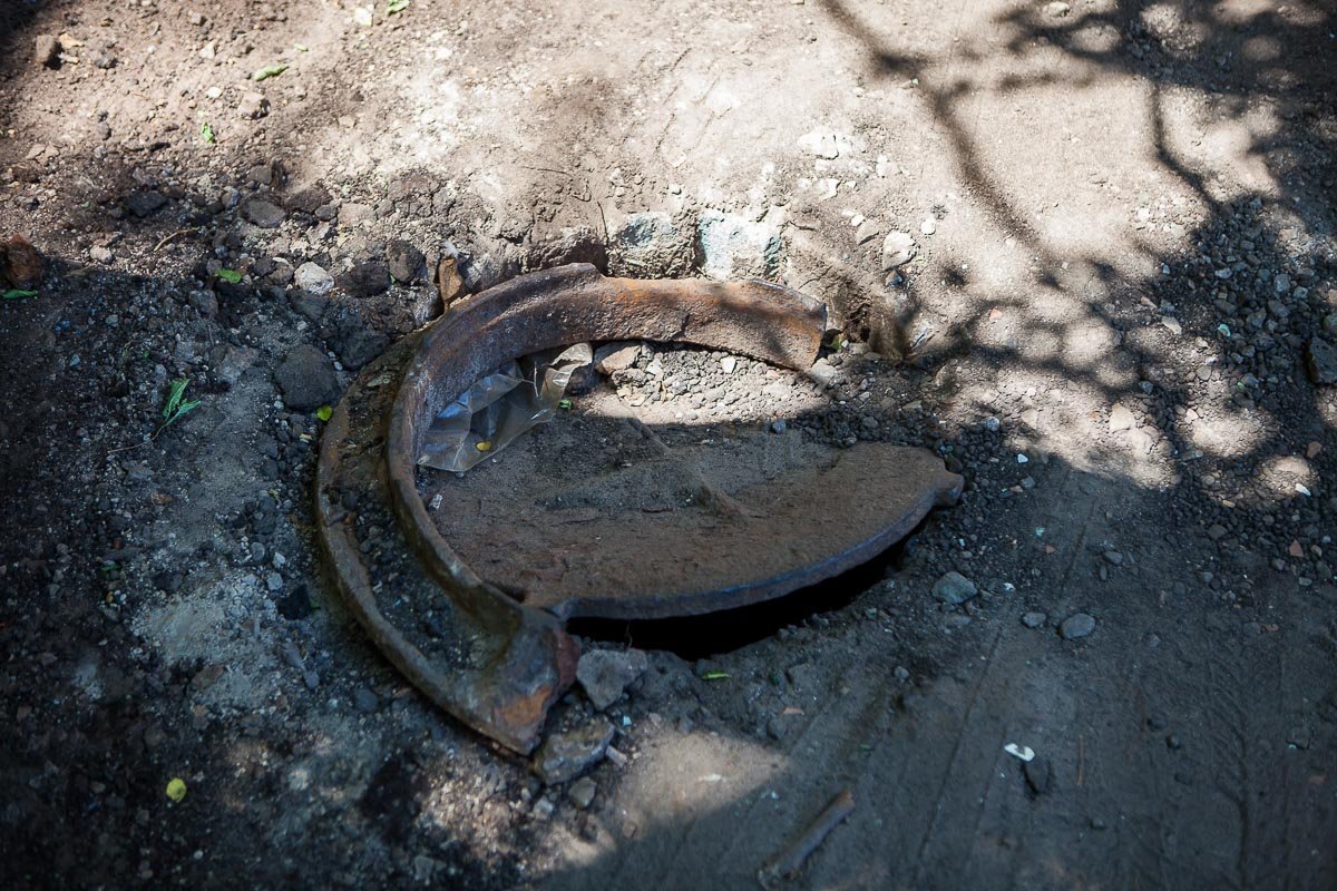 С дороги уже сняли старый потресканный асфальт