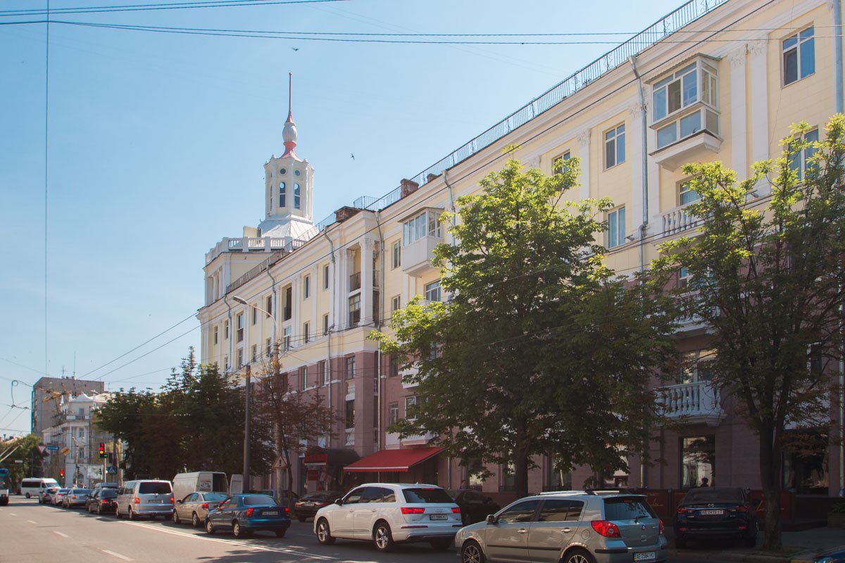 Также поговаривают, что в начале 1910-х во дворе гостинцы находилась небольшая парикмахерская с огромным аквариумом внутри, за которым располагалась потайная дверь в подземное помещение Также поговаривают, что в начале 1910-х во дворе гостинцы находилась небольшая парикмахерская с огромным аквариумом внутри, за которым располагалась потайная дверь в подземное помещение