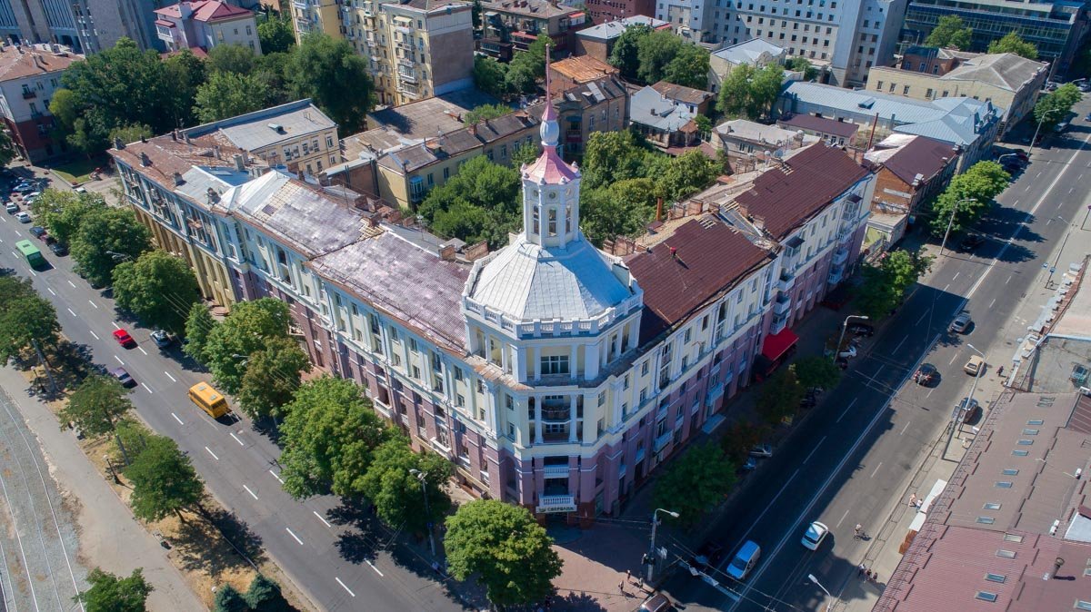 В 1956-м году архитектор Дмитрий Щербаков построил на месте гостиницы пятиэтажный дом и украсил ее копией прежней башни В 1956-м году архитектор Дмитрий Щербаков построил на месте гостиницы пятиэтажный дом и украсил ее копией прежней башни