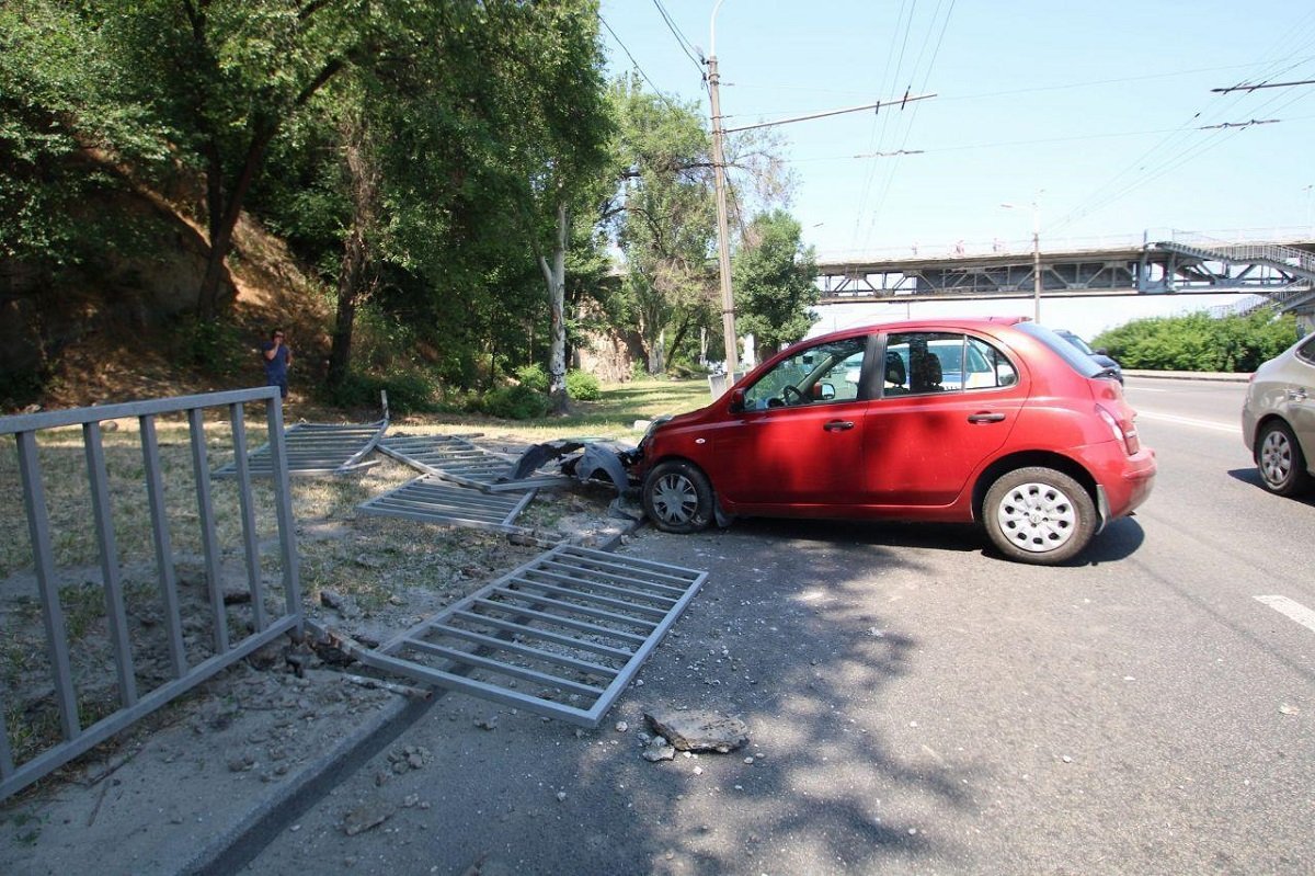Женщине стало плохо за рулем Женщине стало плохо за рулем