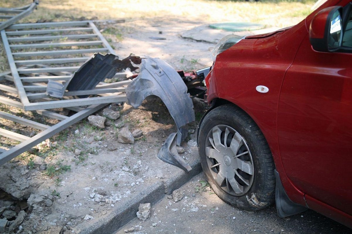 Автомобиль снес несколько секций забора Автомобиль снес несколько секций забора
