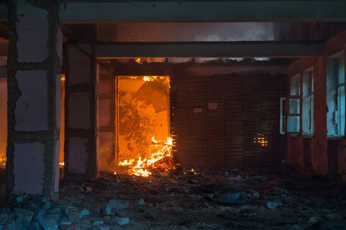 Горели два этажа здания