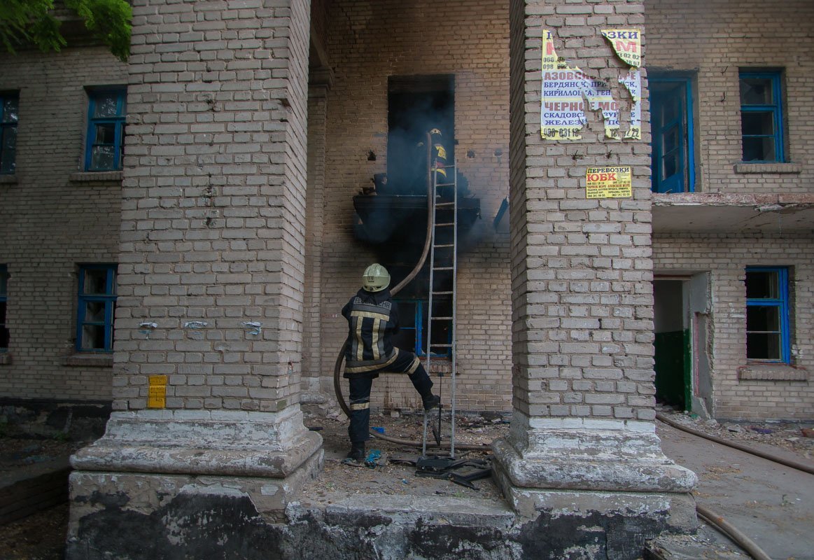 Спасатели ликвидируют возгорание