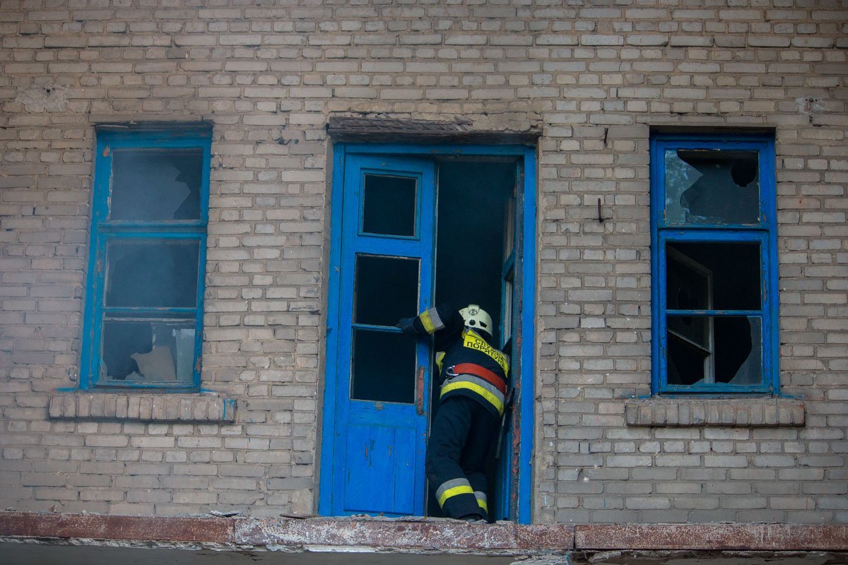 В здании отсутствуют почти все стекла