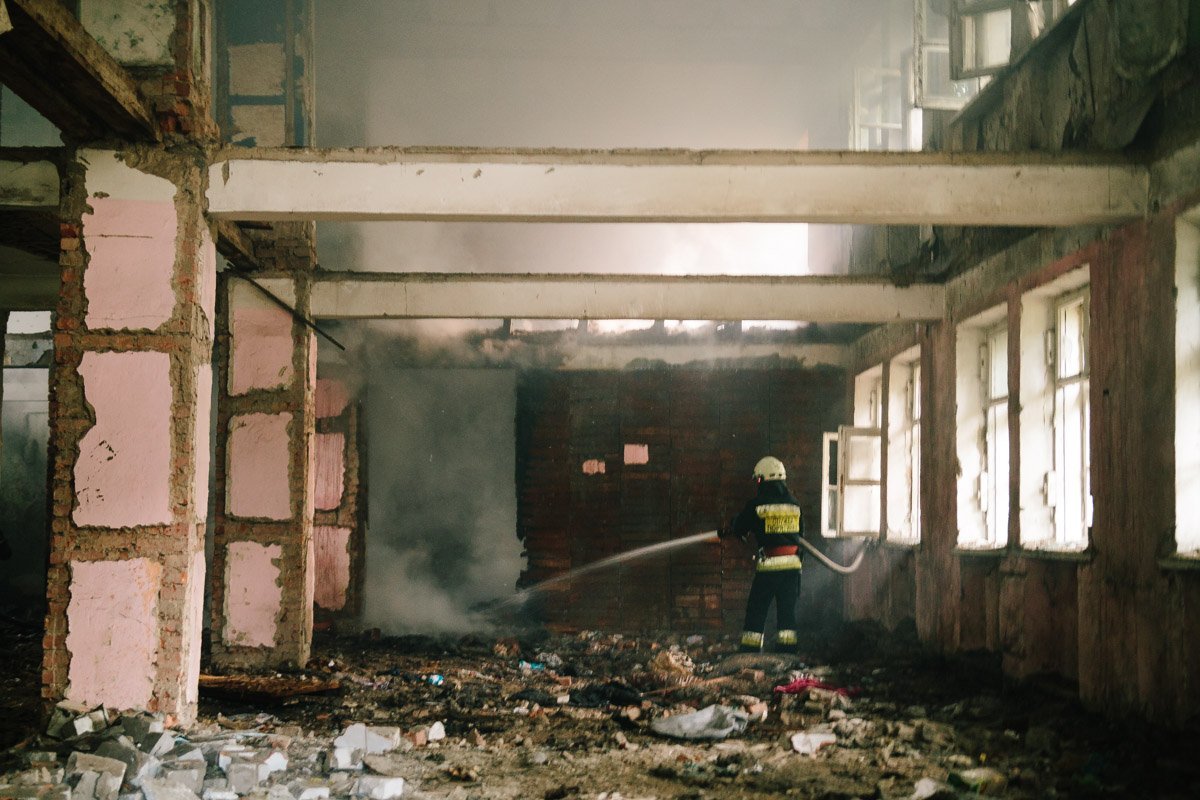 Пожарные работают внутри здания