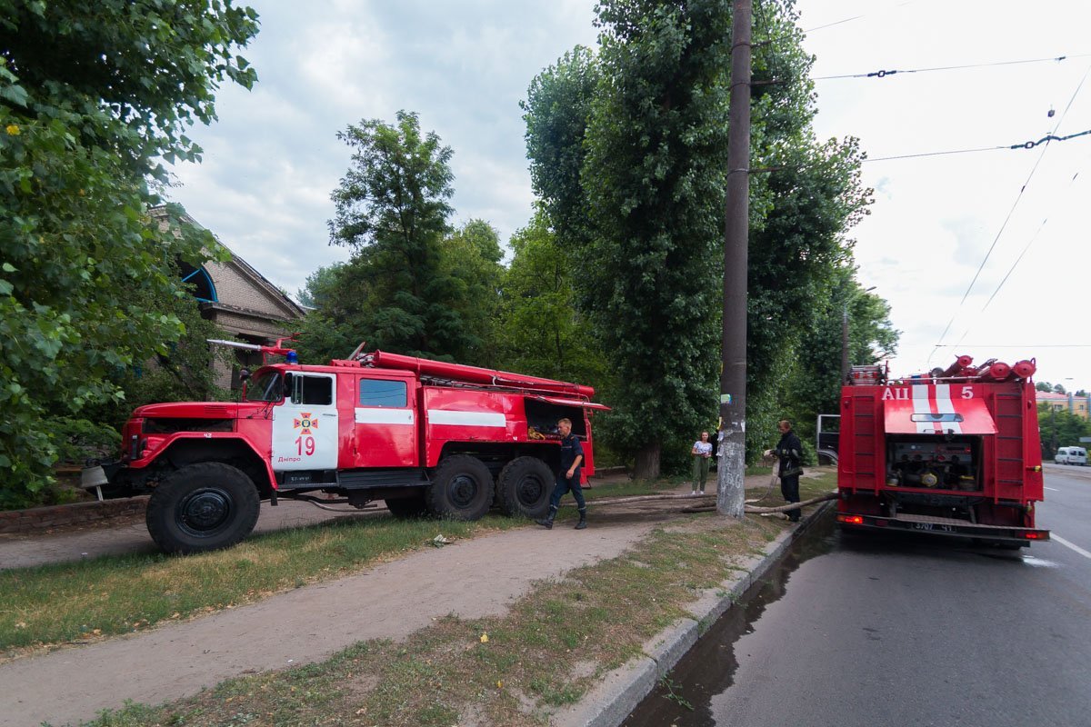 На тушении пожара работали два экипажа