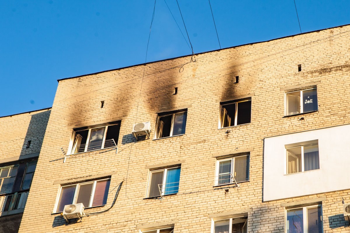 Предварительно, первой загорелась прихожая, а уж потом огонь переместился и на другие комнаты