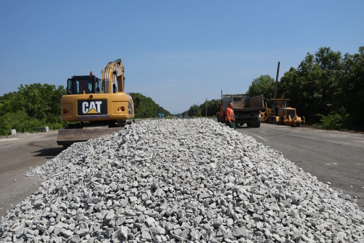 Работа на дороге кипит