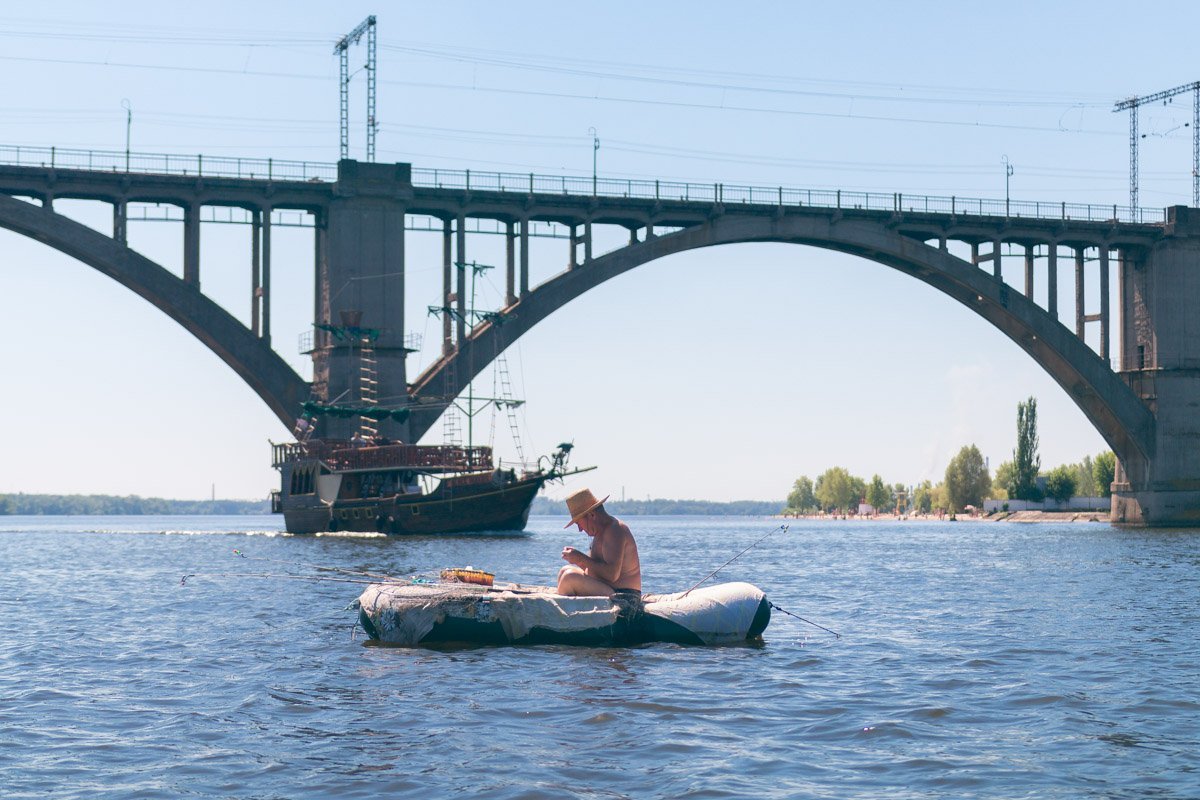 Любитель порыбачить под мостом