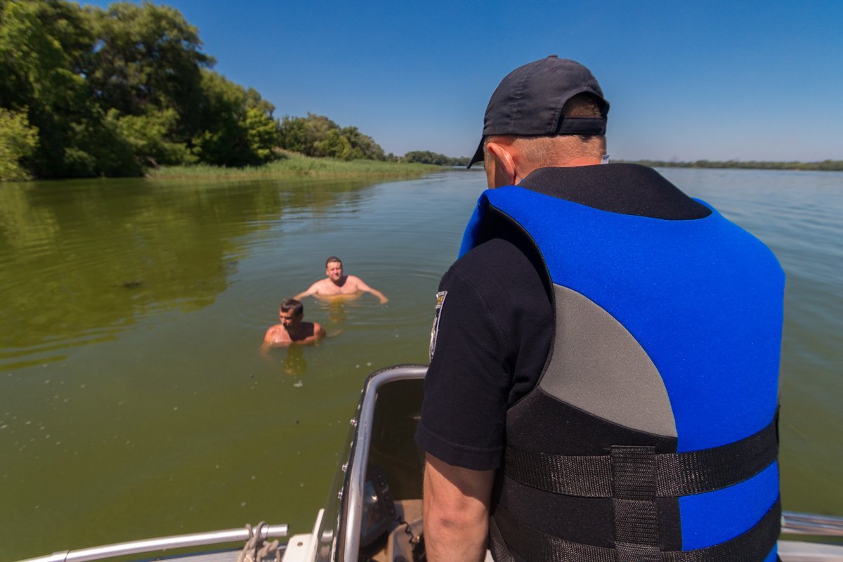 Казалось бы, плавали себе мужчины, никого не трогали...