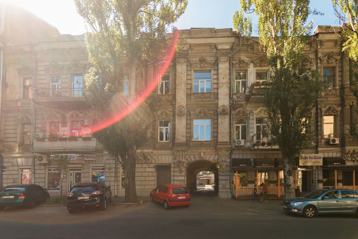 Об истории дома № 4 на улице Олеся Гончара практически ничего не известно