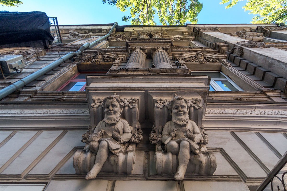 Гномы держат в руке предмет, напоминающий молоток, что породило легенду о «масонском следе»