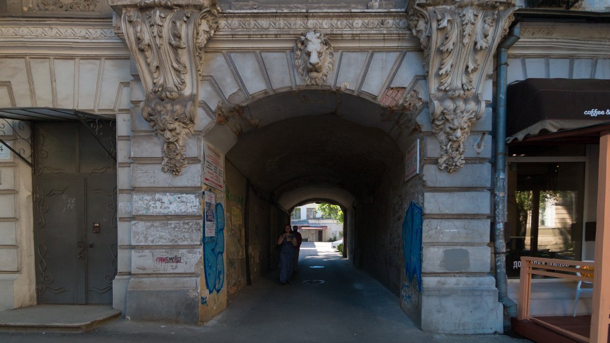 Многие настолько привыкли к серой постройке, что попросту не замечают ее красоты