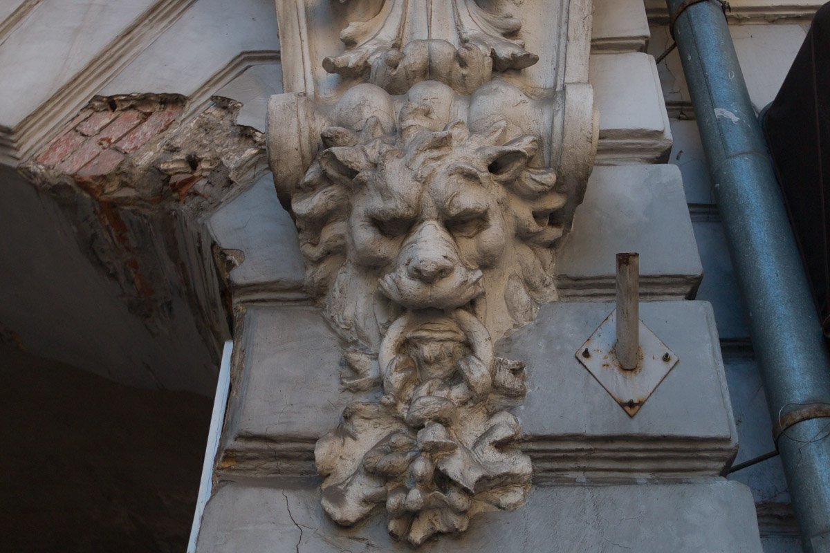 Невероятной красоты лепка украшает одну из арок в доме