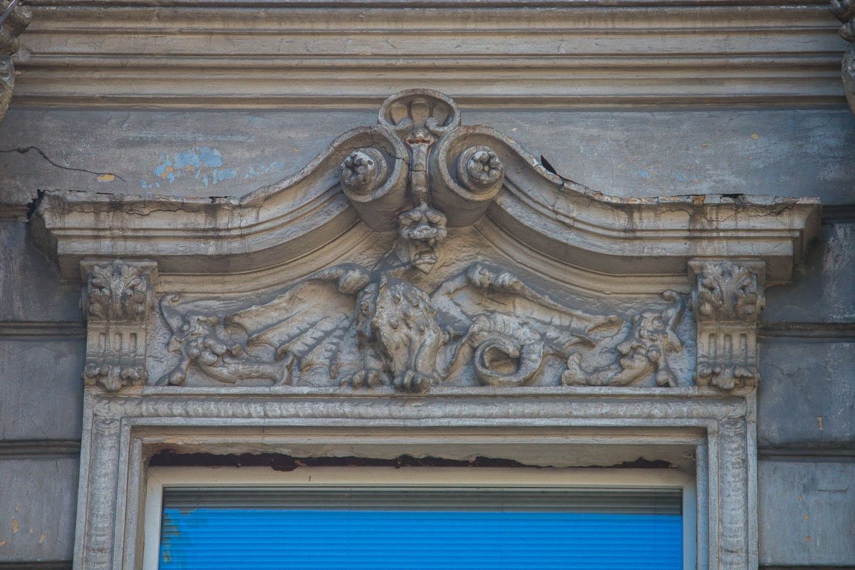 На фасаде дома можно найти множество различных сказочных фигур