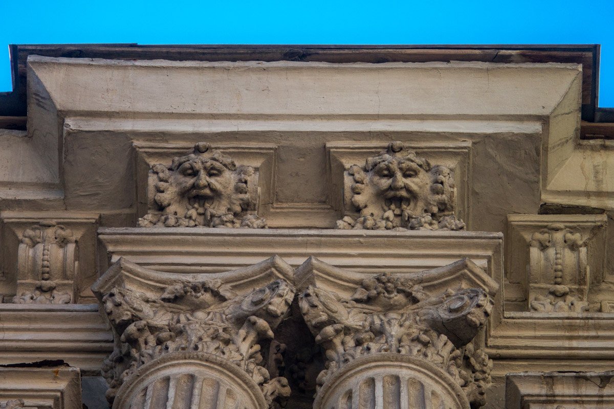 Два загадочных персонажа спрятались под крышей дома