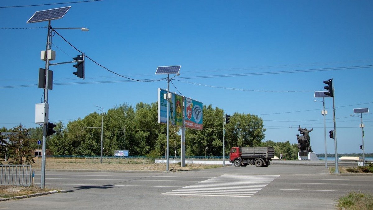 На этом месте очень интенсивное движение транспорта и пешеходов На этом месте очень интенсивное движение транспорта и пешеходов